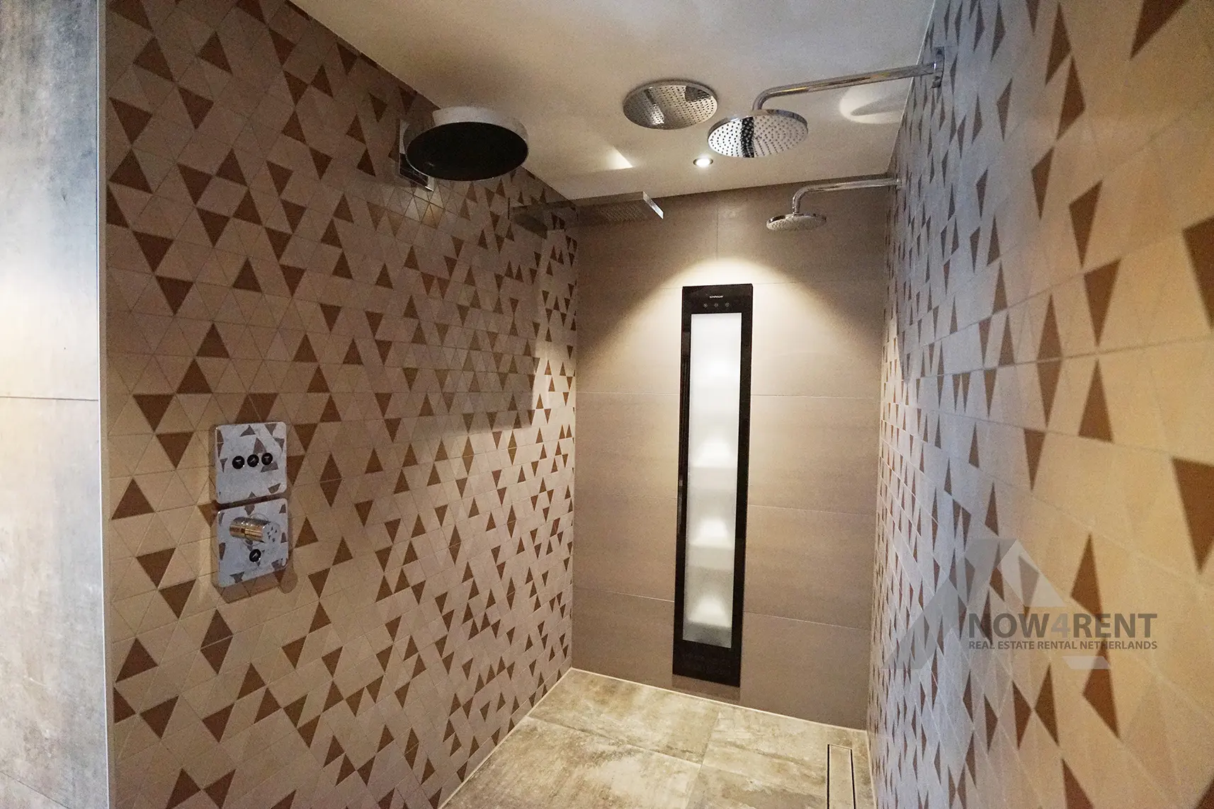 04 DSC03453 Showroom 6