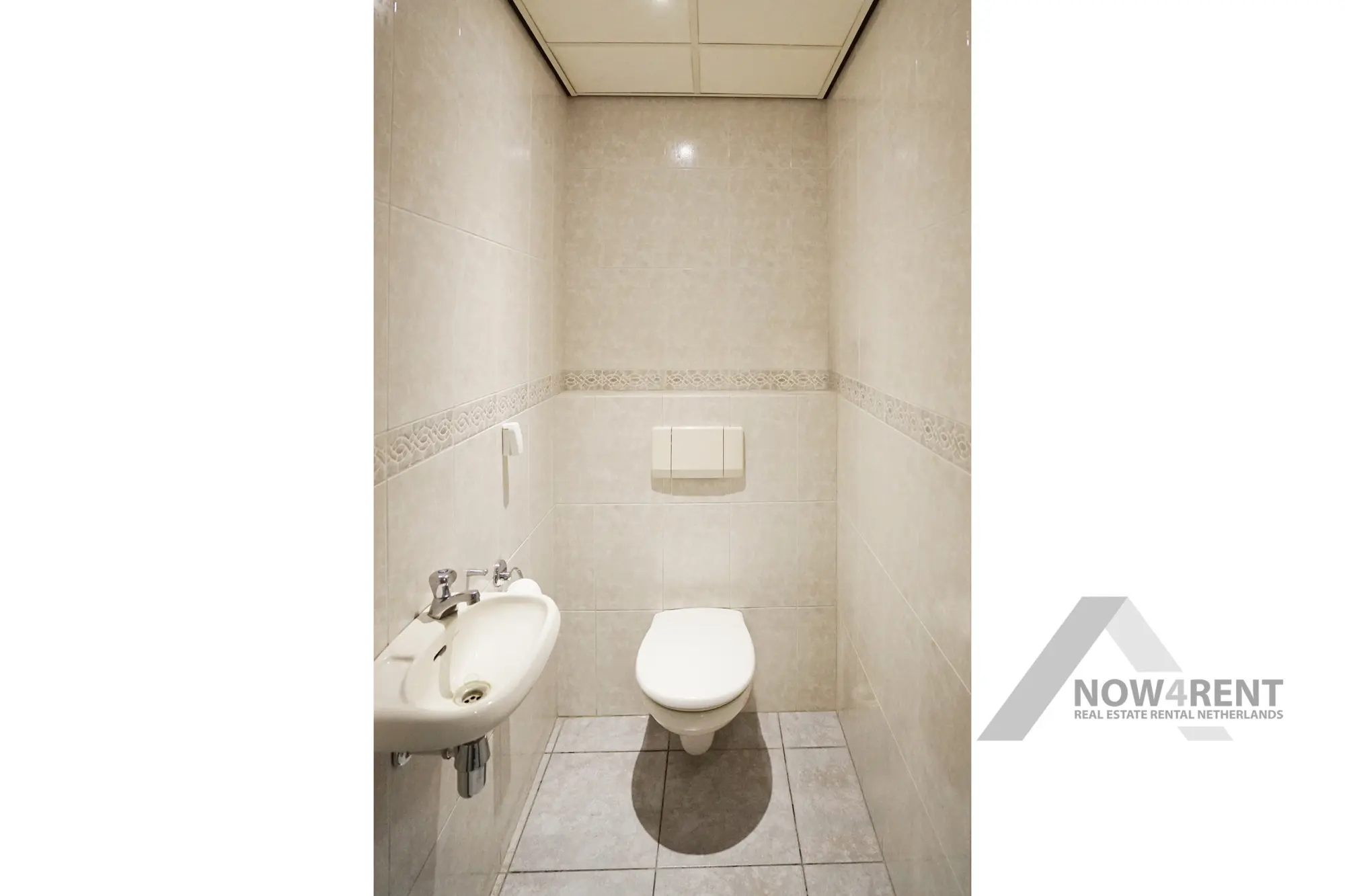 23 DSC03528 Toilet 1